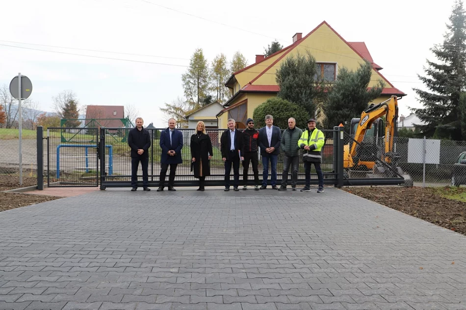 Parking przy szkole w Pisarzowej oddany do użytku mieszkańcom - zdjęcie 8