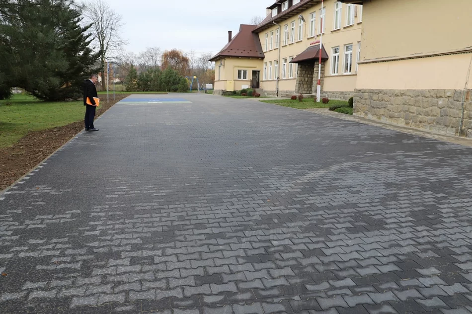 Parking przy szkole w Pisarzowej oddany do użytku mieszkańcom - zdjęcie 9