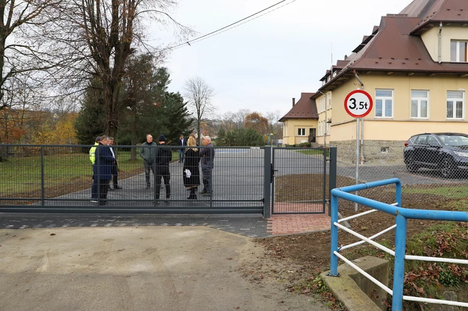 Parking przy szkole w Pisarzowej oddany do użytku mieszkańcom - zdjęcie 10
