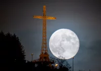 Dzisiejszy wschód Księżyca w Limanowej - zdjęcie główne