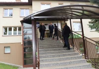 Schody z zadaszeniem przy ośrodku zdrowia - zdjęcie główne