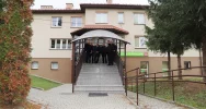 Schody z zadaszeniem przy ośrodku zdrowia - zdjęcie 2