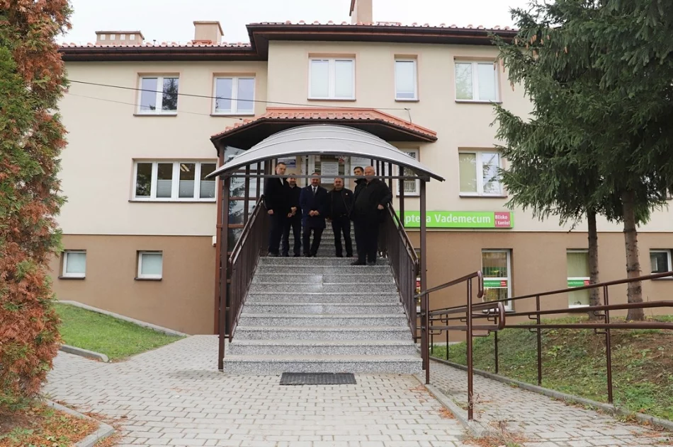 Schody z zadaszeniem przy ośrodku zdrowia - zdjęcie 2