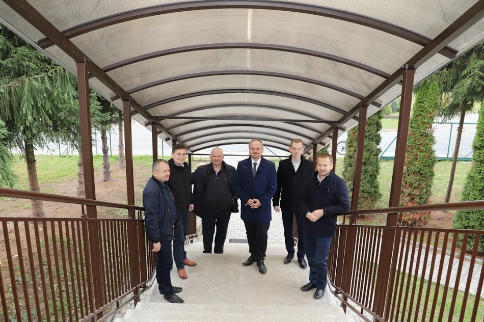 Schody z zadaszeniem przy ośrodku zdrowia - zdjęcie 3