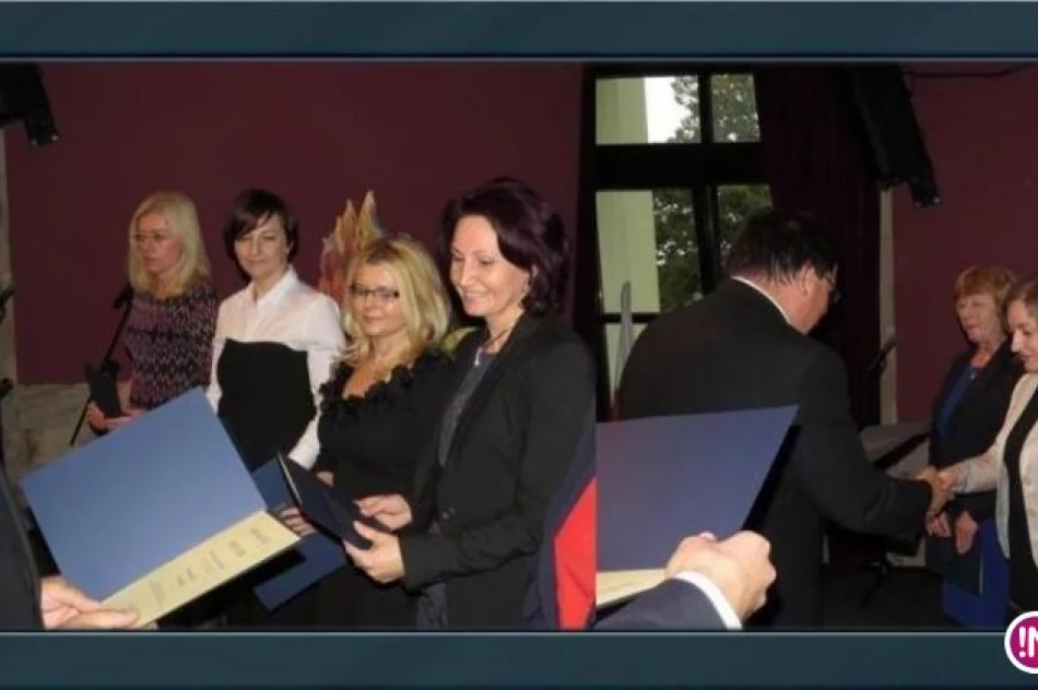 Magdalena Raczek i Marta Machynia z ZS w Rupniowie nagrodzone przez Małopolskiego Kuratora Oświaty - zdjęcie 2