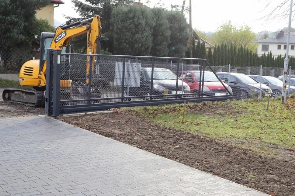 Parking przy szkole gotowy - zdjęcie 5