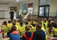 „Jestem widoczny na drodze” – akcja odblaskowa w Szkole Podstawowej nr 2 w Męcinie - zdjęcie główne