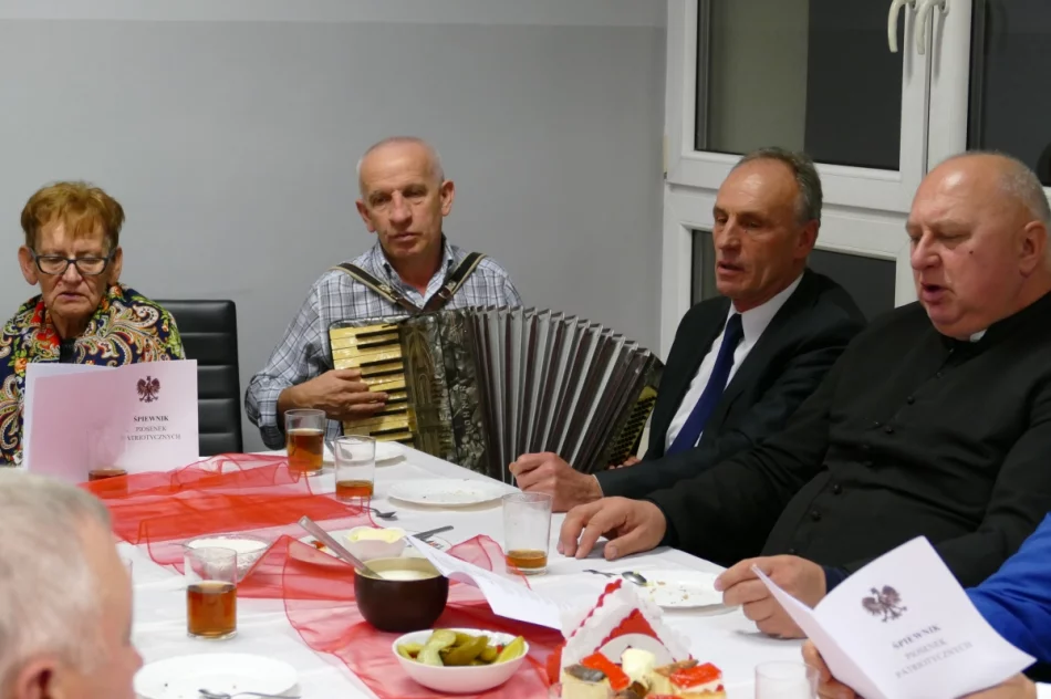 Zorganizowali patriotyczną wieczornicę - zdjęcie 3