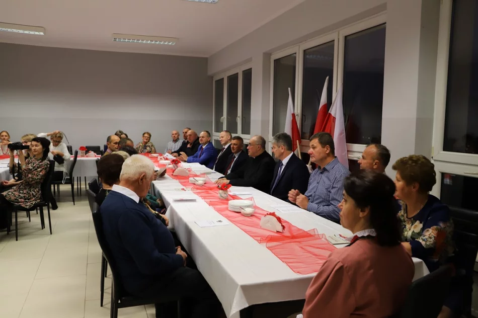 "Od przedszkola do seniora"- wieczornica patriotyczna w świetlicy w Pisarzowej - zdjęcie 9