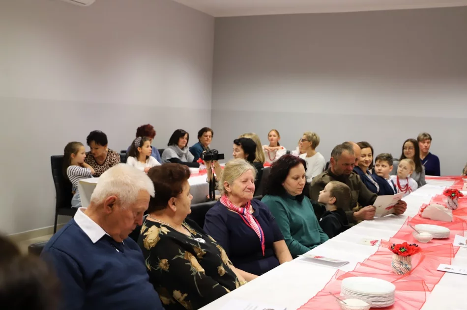 "Od przedszkola do seniora"- wieczornica patriotyczna w świetlicy w Pisarzowej - zdjęcie 10