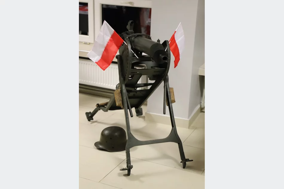 "Od przedszkola do seniora"- wieczornica patriotyczna w świetlicy w Pisarzowej - zdjęcie 11