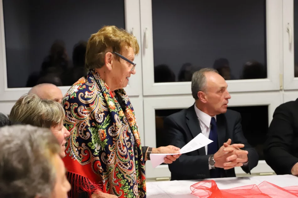 "Od przedszkola do seniora"- wieczornica patriotyczna w świetlicy w Pisarzowej - zdjęcie 14