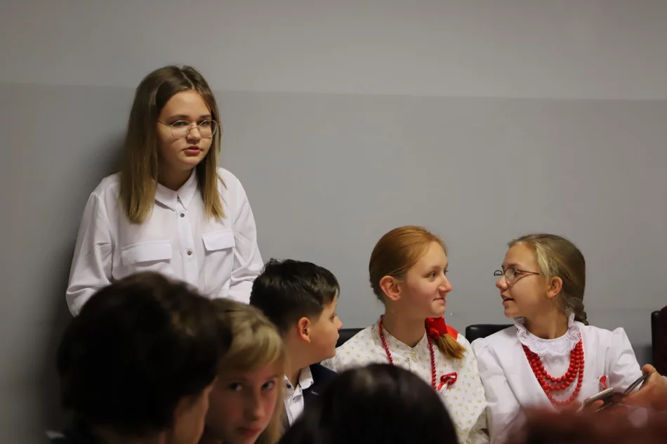 "Od przedszkola do seniora"- wieczornica patriotyczna w świetlicy w Pisarzowej - zdjęcie 17