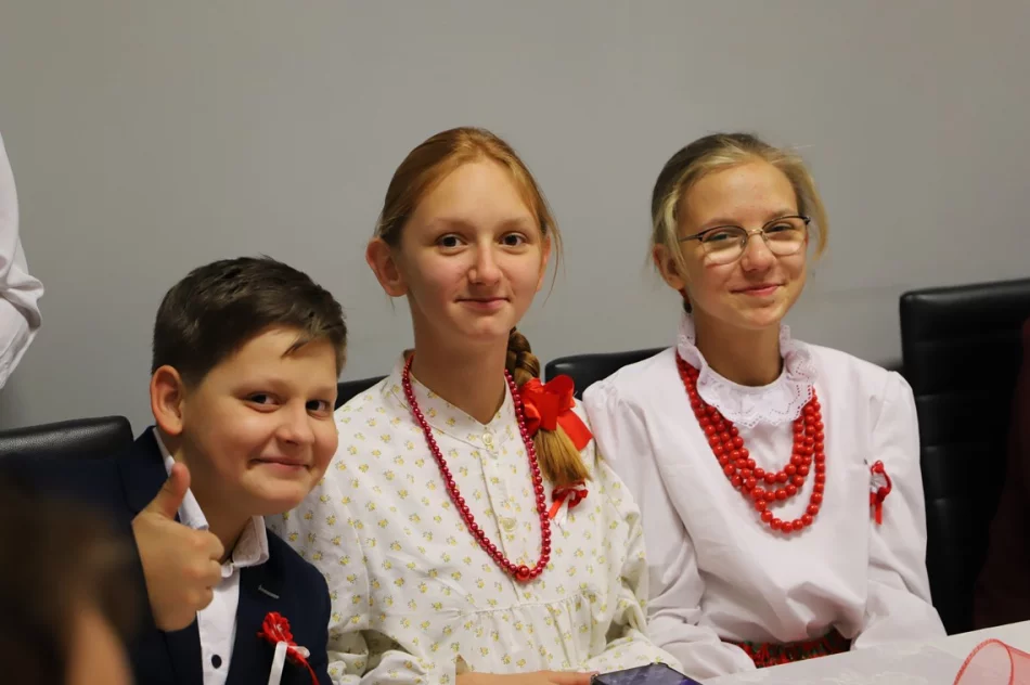 "Od przedszkola do seniora"- wieczornica patriotyczna w świetlicy w Pisarzowej - zdjęcie 18