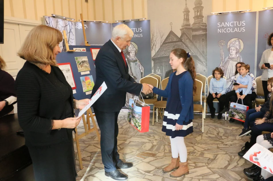 Uroczyste podsumowanie konkursu plastycznego „Młodzi Patrioci” - zdjęcie 11