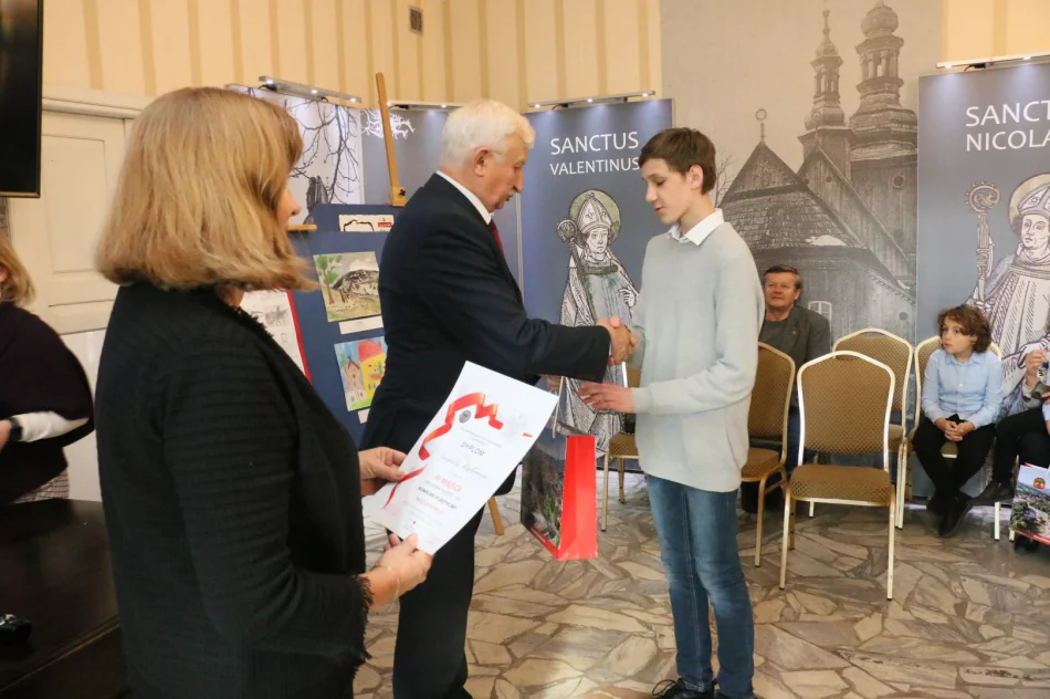 Uroczyste podsumowanie konkursu plastycznego „Młodzi Patrioci” - zdjęcie 12