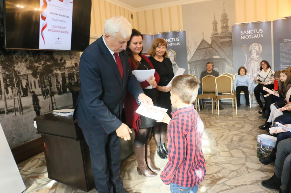 Uroczyste podsumowanie konkursu plastycznego „Młodzi Patrioci” - zdjęcie 14