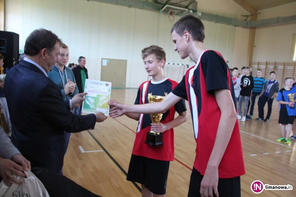 Gimnazjaliści z Rupniowa Mistrzami Gminy w Halowej Piłce Nożnej! - zdjęcie 2