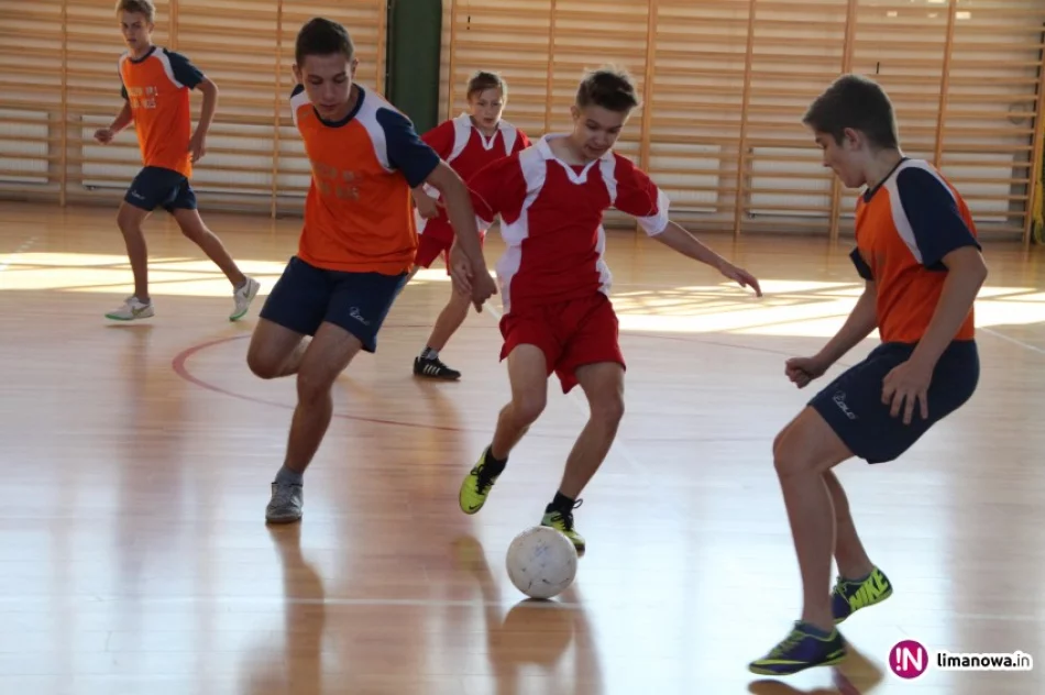 Gimnazjaliści z Rupniowa Mistrzami Gminy w Halowej Piłce Nożnej! - zdjęcie 3