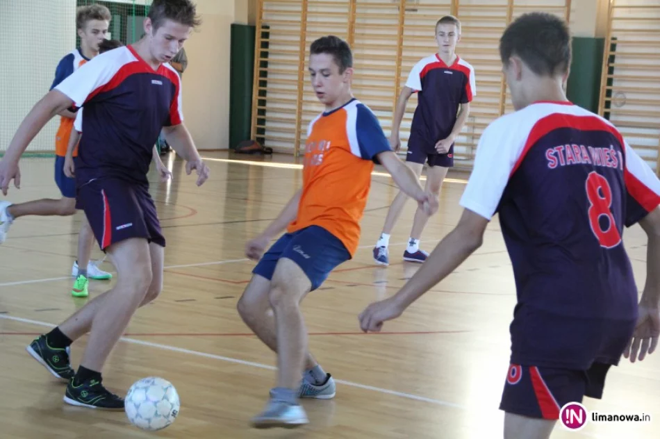 Gimnazjaliści z Rupniowa Mistrzami Gminy w Halowej Piłce Nożnej! - zdjęcie 4