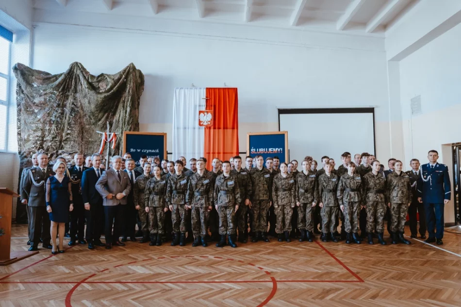 Uroczyste ślubowanie. Wśród gości wiceminister - zdjęcie 4