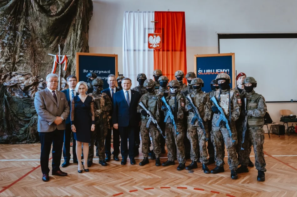 Uroczyste ślubowanie. Wśród gości wiceminister - zdjęcie 7