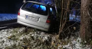 Samochód wypadł z oblodzonej jezdni i uderzył w drzewo - zdjęcie 2