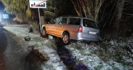 Samochód wypadł z oblodzonej jezdni i uderzył w drzewo - zdjęcie 3