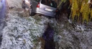 Samochód wypadł z oblodzonej jezdni i uderzył w drzewo - zdjęcie 4