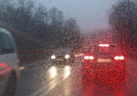 Trudne warunki na drogach. Apel do kierowców i pieszych  - zdjęcie główne