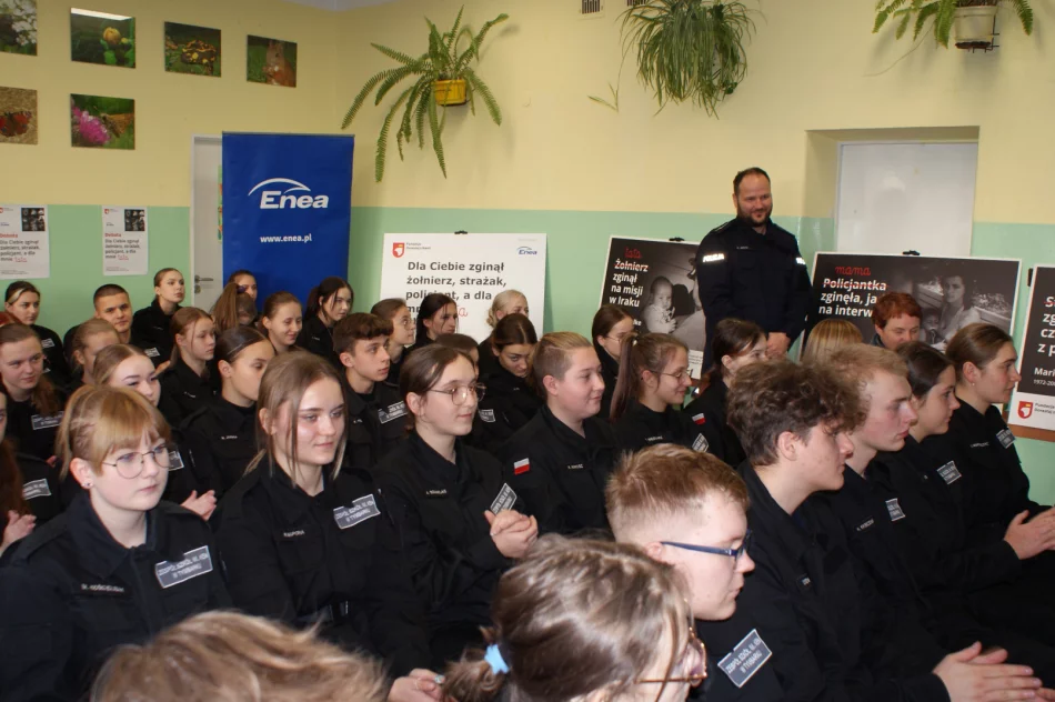 Wystawa i debata „Dla Ciebie zginął żołnierz, strażak, policjant, a dla mnie tata” - zdjęcie 6