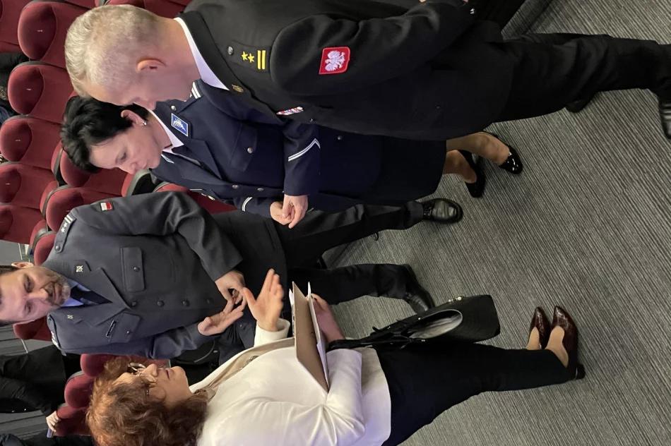 Wystawa i debata „Dla Ciebie zginął żołnierz, strażak, policjant, a dla mnie tata” - zdjęcie 10