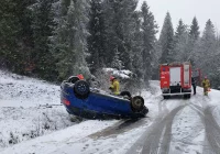 Dachowanie samochodu, kierująca pouczona - zdjęcie główne