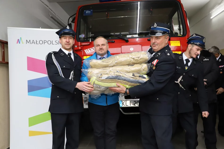 Umundurowanie bojowe dla gminnych jednostek OSP i modernizacja remizy w Rupniowie - zdjęcie 2