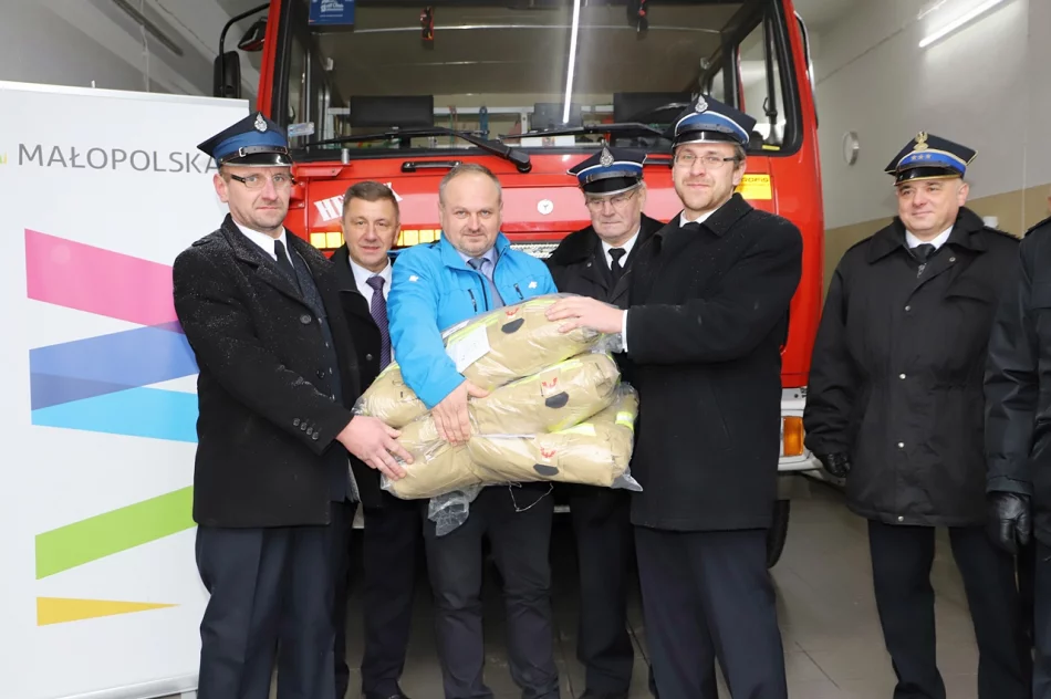 Umundurowanie bojowe dla gminnych jednostek OSP i modernizacja remizy w Rupniowie - zdjęcie 3