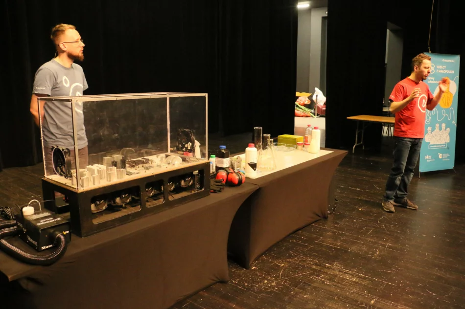 „Co wisi w powietrzu” – pokazy edukacyjne dla uczniów szkół miejskich - zdjęcie 4