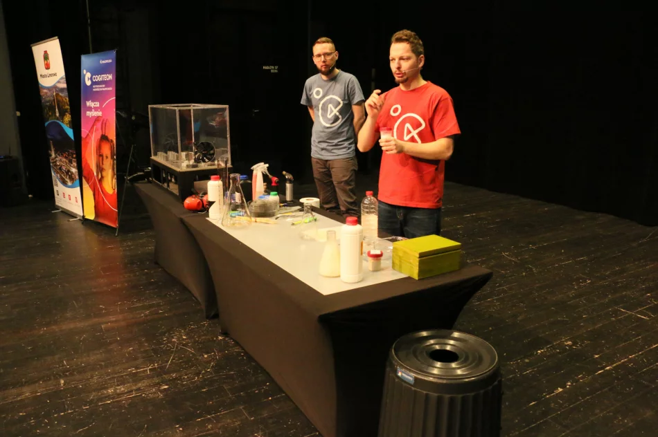 „Co wisi w powietrzu” – pokazy edukacyjne dla uczniów szkół miejskich - zdjęcie 5