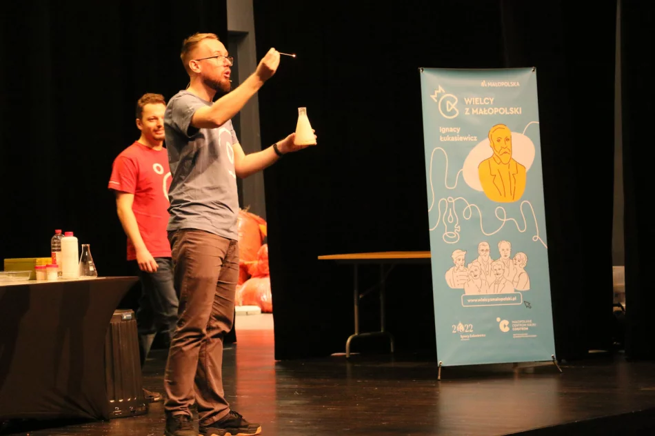 „Co wisi w powietrzu” – pokazy edukacyjne dla uczniów szkół miejskich - zdjęcie 7