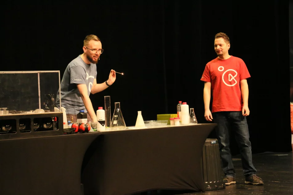 „Co wisi w powietrzu” – pokazy edukacyjne dla uczniów szkół miejskich - zdjęcie 8