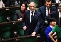 Burza w Sejmie ws. poprawki PiS do uchwały o uznaniu Rosji za państwo wspierające terroryzm - zdjęcie główne