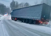 Ciężarówka utknęła przed podjazdem - zdjęcie główne