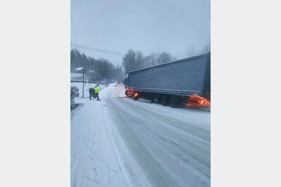 Ciężarówka utknęła przed podjazdem - zdjęcie 2