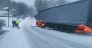 Ciężarówka utknęła przed podjazdem - zdjęcie 2