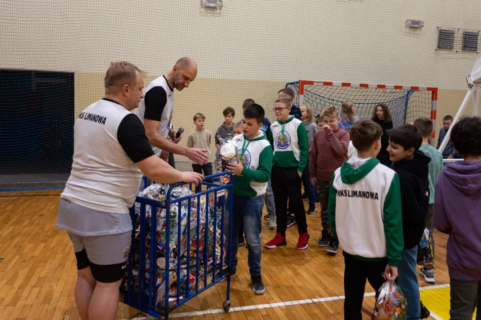 Elektret zapewnia napięcie do ostatnich minut meczu - zdjęcie 8