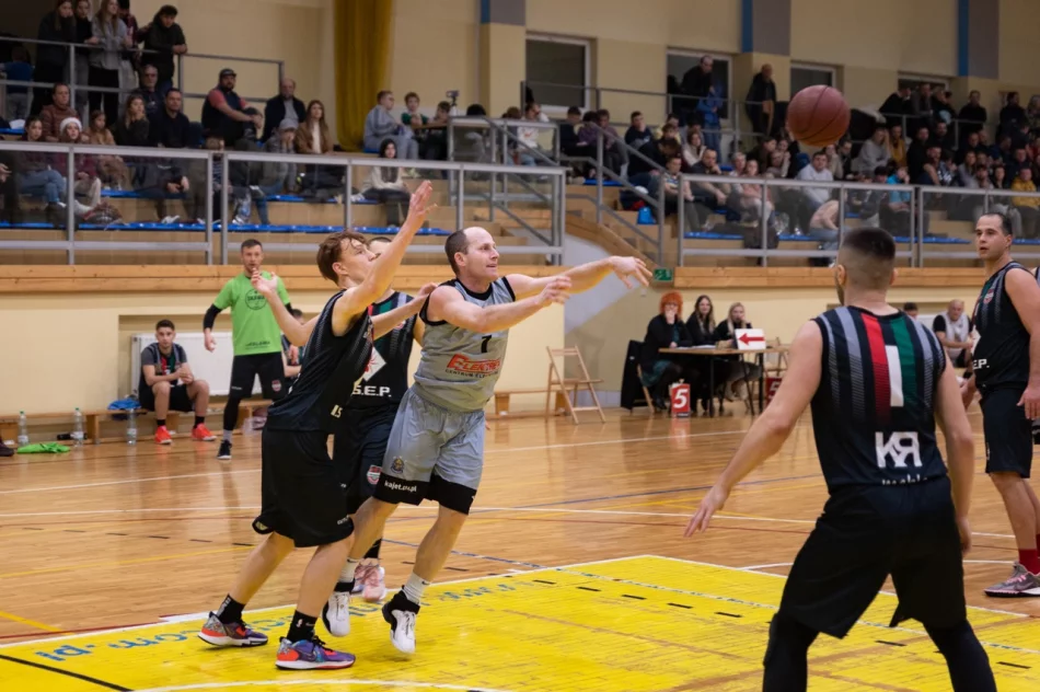 Elektret zapewnia napięcie do ostatnich minut meczu - zdjęcie 10