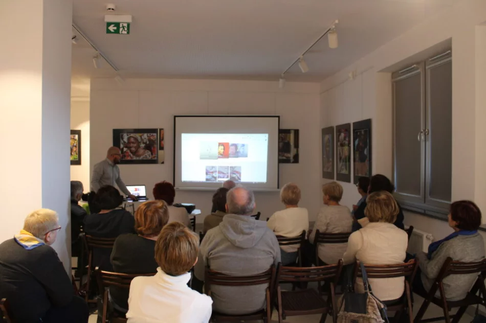 Wirtualna rzeczywistość – w MBP w Limanowej trwają warsztaty dla seniorów - zdjęcie 2