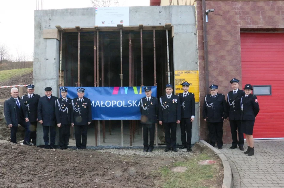 Prace przy remizie i umundurowanie dla druhów - zdjęcie 3