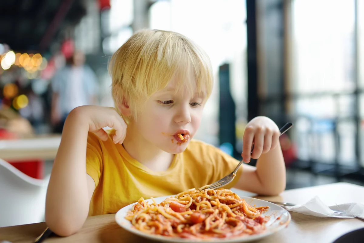 Wilczy apetyt, a dziecko chudnie: to może być "jedynka"