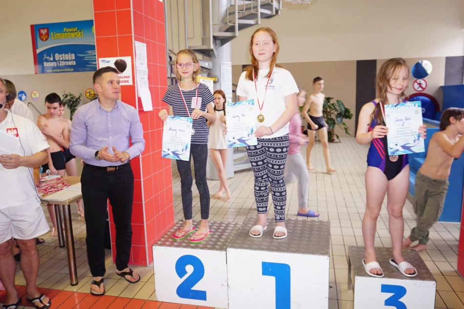 Na pływalni o mistrzostwo powiatu we wszystkich kategoriach - zdjęcie 3