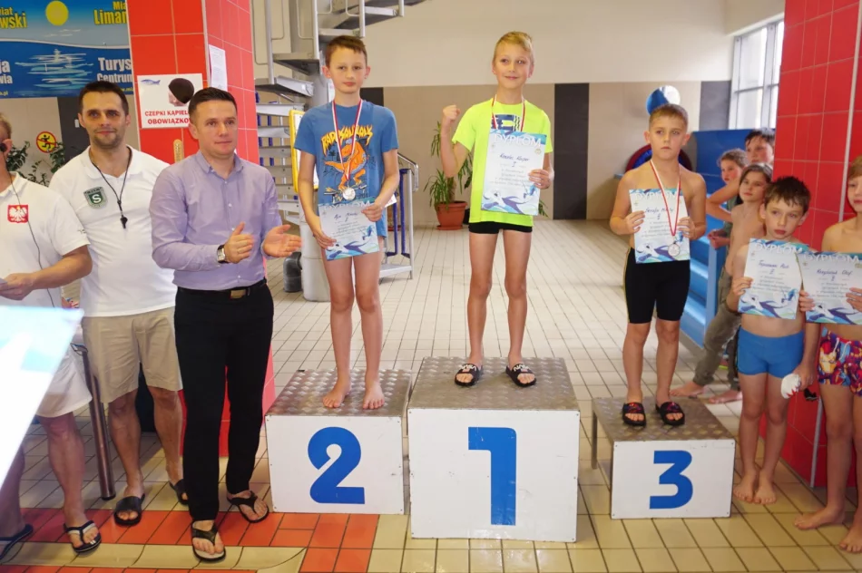 Na pływalni o mistrzostwo powiatu we wszystkich kategoriach - zdjęcie 4